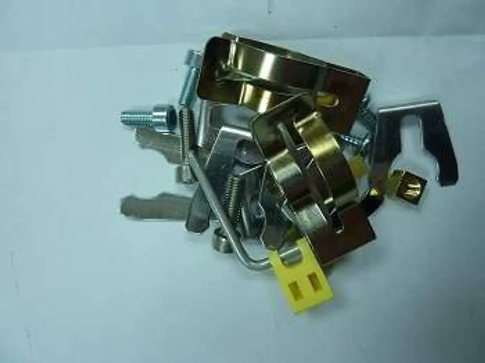 Mischung aus verschiedenen Befestigungselementen wie Clips und Bolzen, die typischerweise für die Installation von Remeha-Produkten verwendet werden.